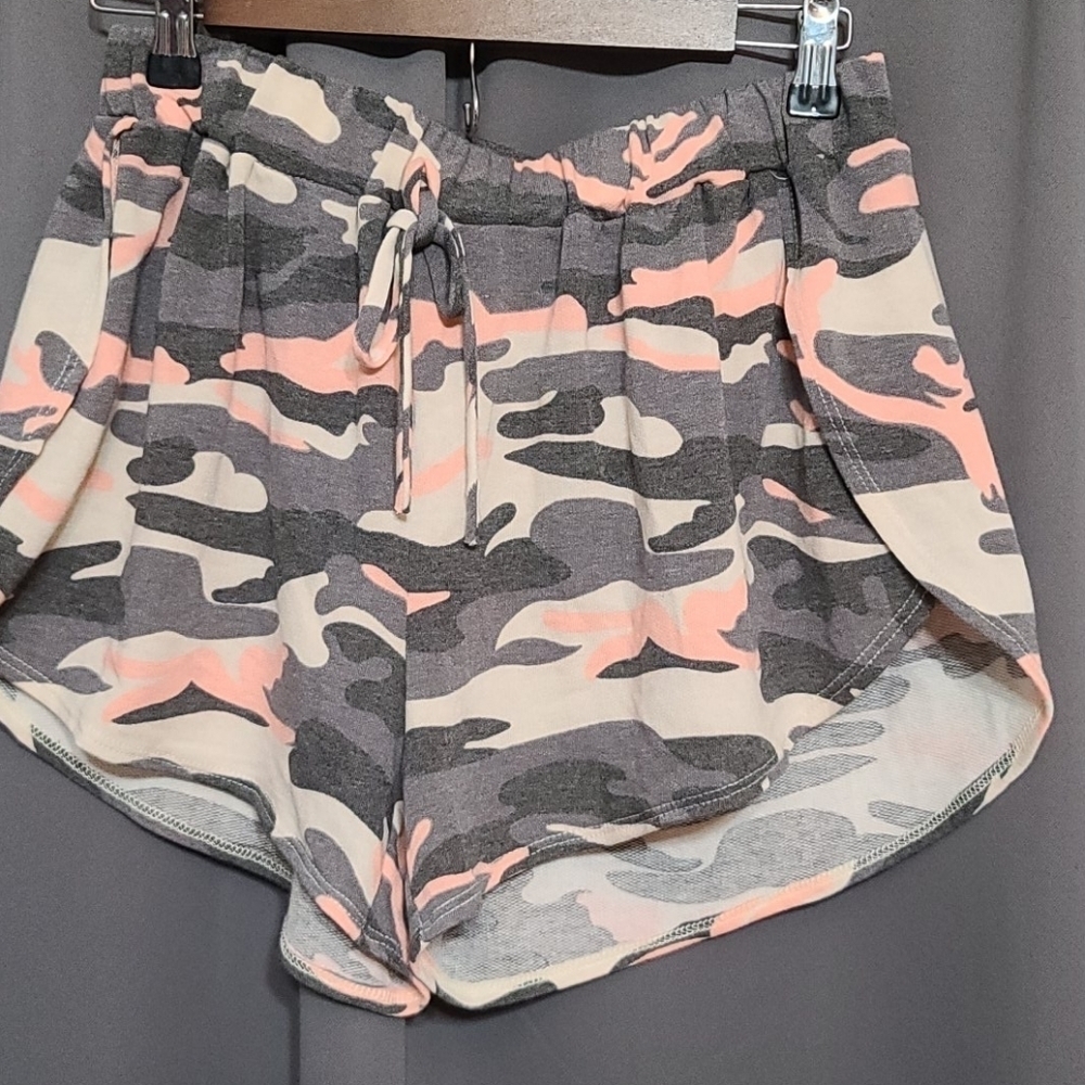 Carole Christian camo shorts size M‎